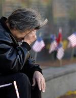 Veteran fra Vietnamkrigen Luke Kircher kan ikke holde tårerne tilbage under en mindehøjtidelighed i Philadelphia. 
