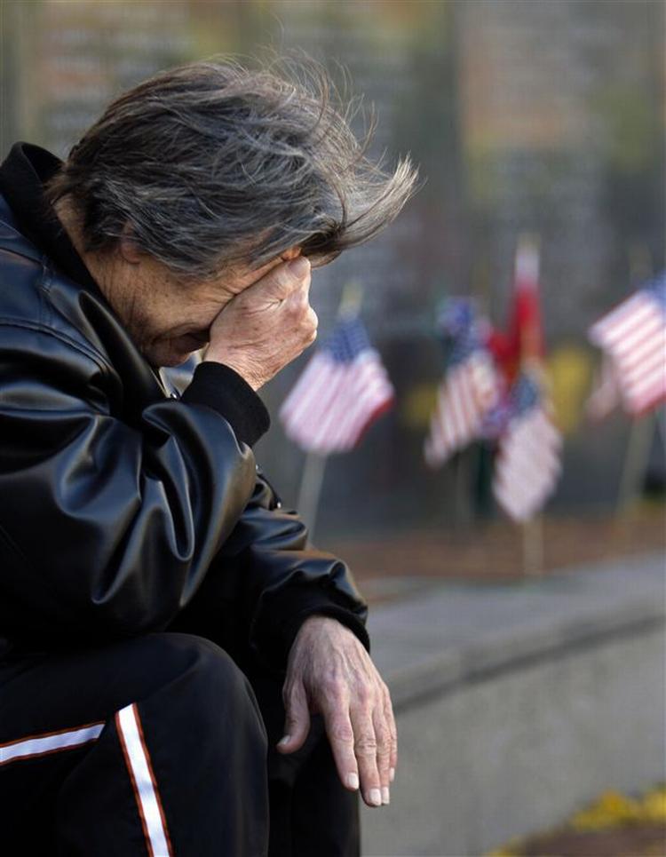 Veteran fra Vietnamkrigen Luke Kircher kan ikke holde tårerne tilbage under en mindehøjtidelighed i Philadelphia. 
