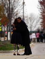Nyvalgt præsident Barack Obama tager afsked med Iraq-veteran Tammy Duckworth, efter en kransenedlæggelse i Chicago. 