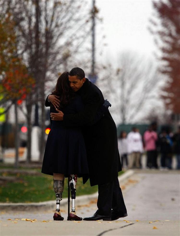 Nyvalgt præsident Barack Obama tager afsked med Iraq-veteran Tammy Duckworth, efter en kransenedlæggelse i Chicago. 