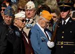 Amerikanske veteraner samles ved den evige flamme på Arlington- kirkegården. Efter 1954 er dagen tilegnet veteraner fra alle krig USA har deltaget i. 