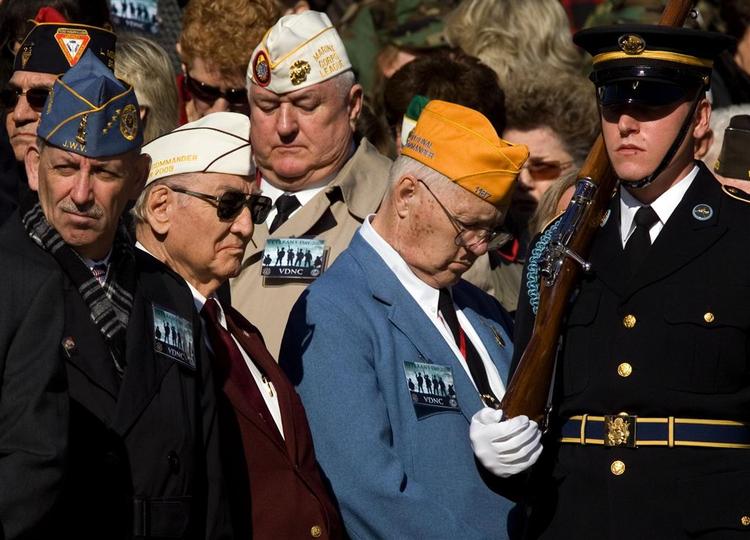 Amerikanske veteraner samles ved den evige flamme på Arlington- kirkegården. Efter 1954 er dagen tilegnet veteraner fra alle krig USA har deltaget i. 