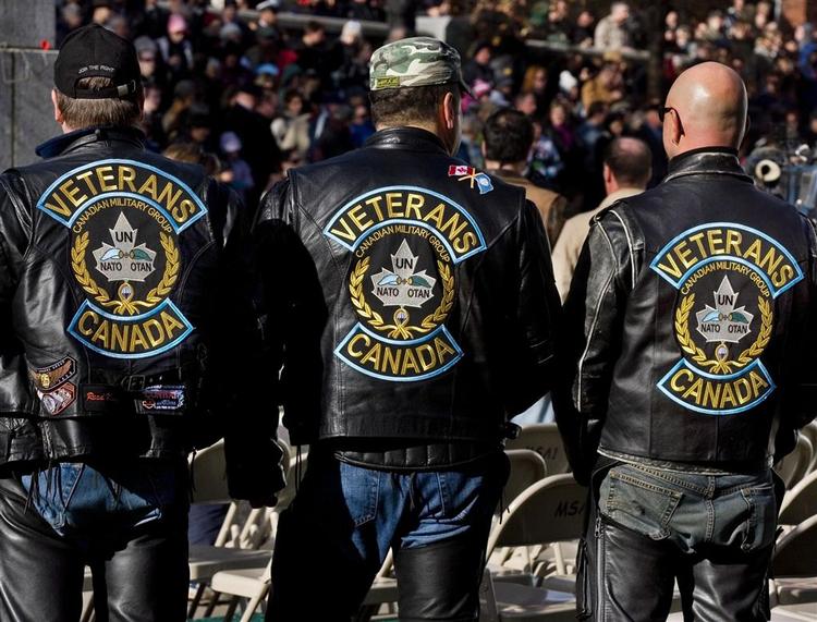 Medlemmer af de canadiske veteraners motorcykelklub ses her ved en mindehøjtidelighed i Halifax. Også i Canada højtideligholdes dagen. 