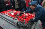 I Ottawa lægger en soldat en blomst på den ukendte soldats grav. 