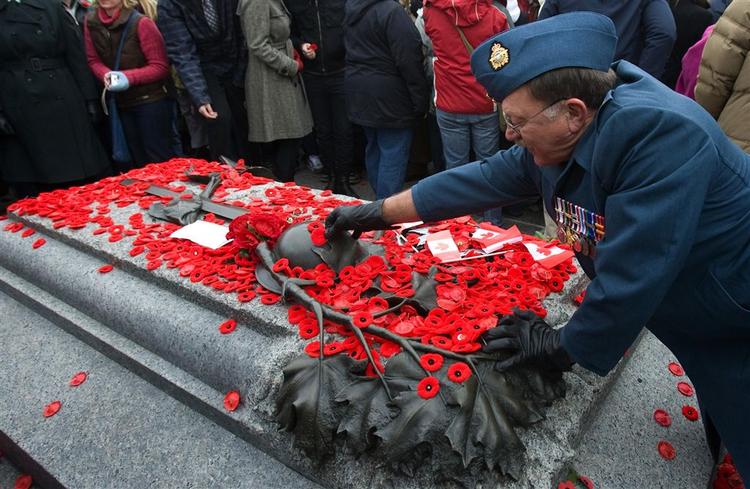 I Ottawa lægger en soldat en blomst på den ukendte soldats grav. 