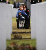 Venessa Downey krammer sin søn, 2-årige Adam, ved gravstenen for hendes mand Brendan Anthony Downey i Ottawa, Canada. 