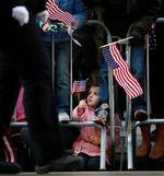 5-årige Fiona Micheline vinker med det amerikanske flag under en veteran-parade i New York. 