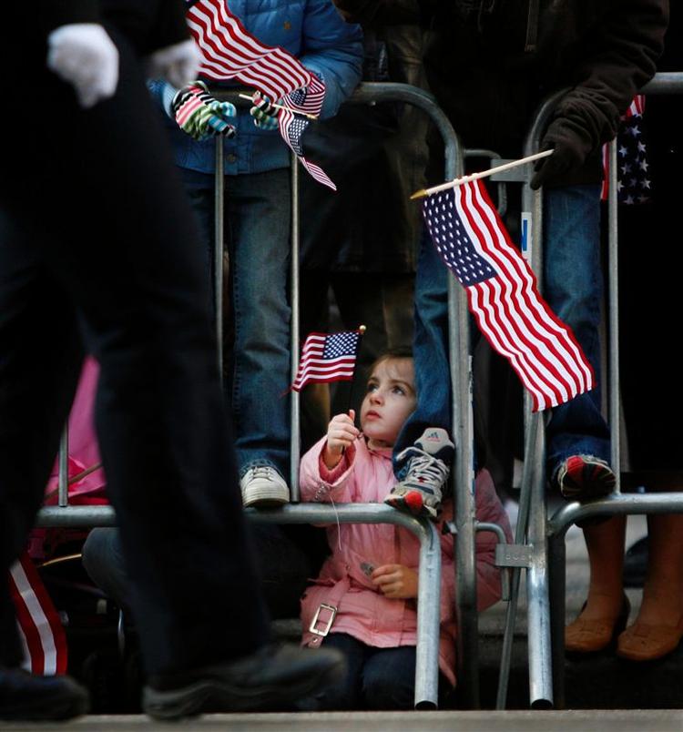 5-årige Fiona Micheline vinker med det amerikanske flag under en veteran-parade i New York. 