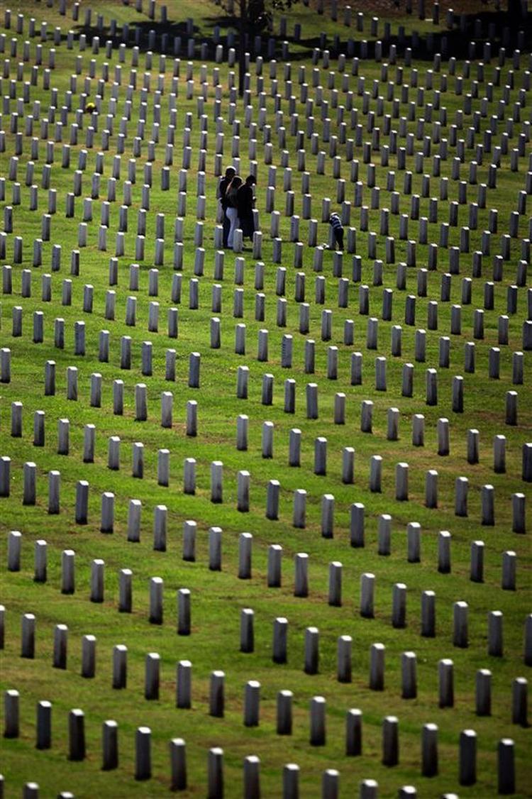 En familie besøger Cabrillo nationalkirkegården i San Diego. Veteranernes dag er fridag i hele USA. 