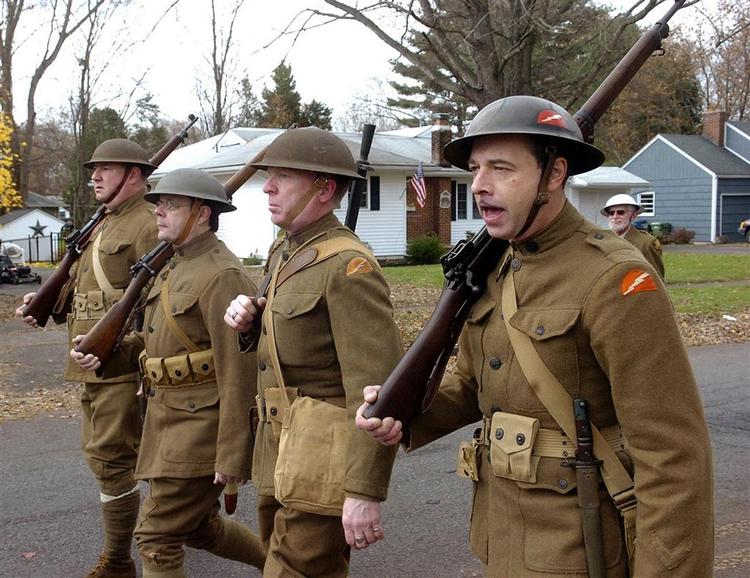 Medlemmer af "Warren-Sussex Great War Association", går parade i deres uniformer fra 1. verdenskrig. 