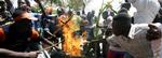 Da det i december 2007 blev meddelt, at Kenyas præsident Mwai Kibaki havde vundet valget, gik oppositionskandidaten, Raila Odingas støtter amok. Forløbet er desværre symptomatisk for mange demokratiske valg i Afrika. Foto: Khalil Senosu 