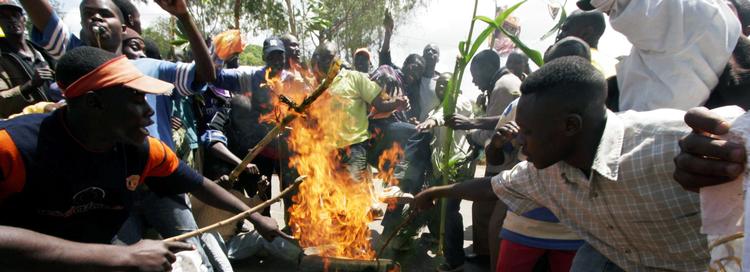 Da det i december 2007 blev meddelt, at Kenyas præsident Mwai Kibaki havde vundet valget, gik oppositionskandidaten, Raila Odingas støtter amok. Forløbet er desværre symptomatisk for mange demokratiske valg i Afrika. Foto: Khalil Senosu 