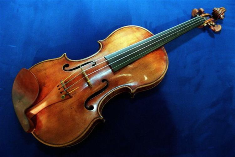 Her en ægte Stradivarius på udstilling i auktionshus i New York. 