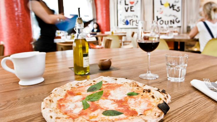 Bottegas kvalitetspizzaer og syditalienske stemning eksporteres nu til Skovriderkroen i Charlottenlund. vine 