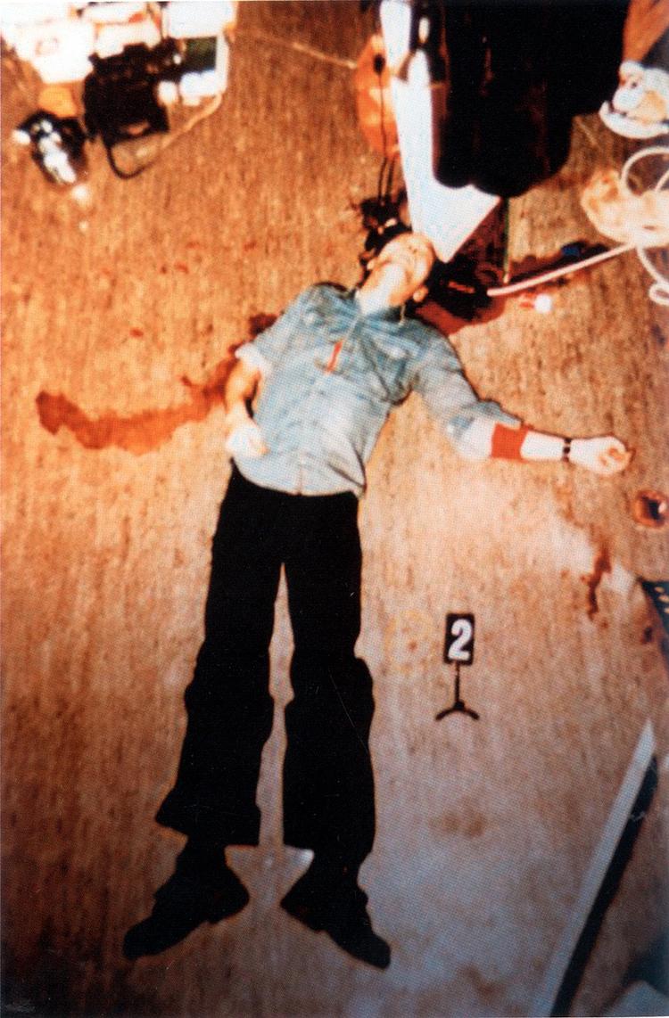 De ledende RAF-medlemmer havde forberedt kammeraterne udenfor på, at de ville begå selvmord, hvis gidseltagning og flykapring mislykkedes. Her ses Andreas Baader i Stammheim-fængslet i 1977. Foto fra bogen 