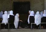 Omkring seks millioner piger er nu begyndt at gå i skole i Afghanistan efter de mange år, hvor Taleban forbød skolegang for piger. I dag angreb to mænd en flok skolepiger med syre. Arkivfoto. 