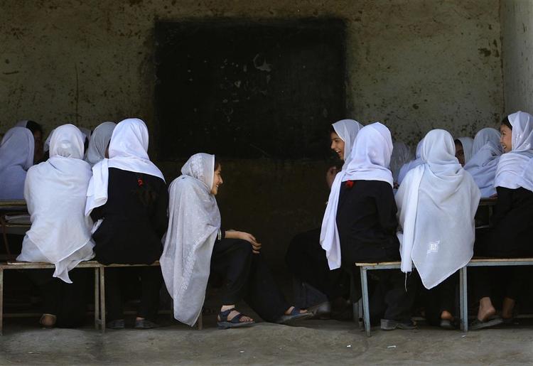 Omkring seks millioner piger er nu begyndt at gå i skole i Afghanistan efter de mange år, hvor Taleban forbød skolegang for piger. I dag angreb to mænd en flok skolepiger med syre. Arkivfoto. 