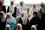 Muslimske kvinder følger en folketingsdebat om tørklæder. 