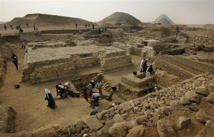 Arkæologer er i gang med forsigtigt at grave den nyligt fundne pyramide frem i sandet ved Sakkara nær den gamle egyptiske hovedstad Memphis uden for Cairo. 
