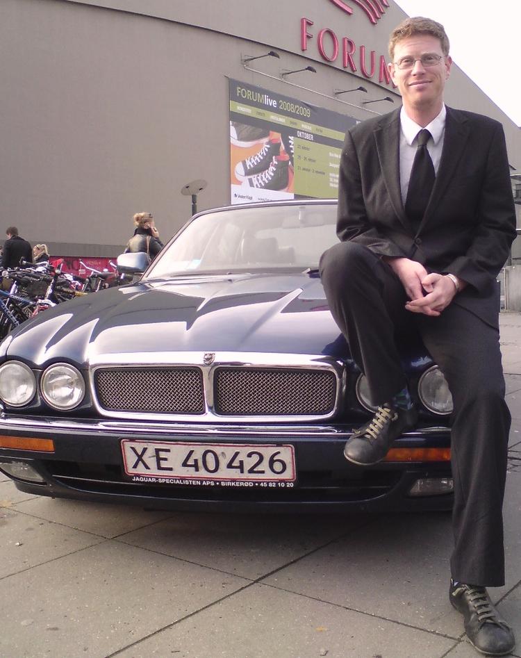 Krasniks bogmesse vil foregå i denne Jaguar XJR, der angiveligt har 326 hk under hjelmen. Foto: Bianco Luno 