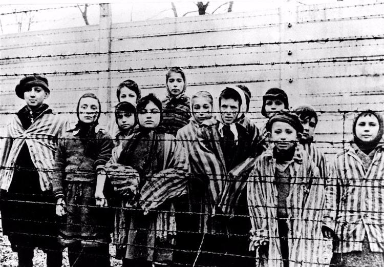 Jødiske børn i Auschwitz-lejren.Foto: AP 