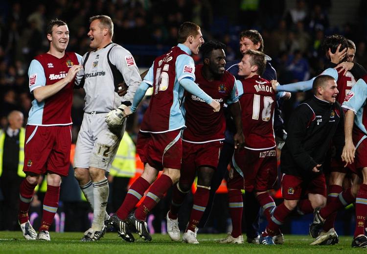 Brian Jensen (i gråt) blev den store helt, da Burnley vandt over Chelsea i Liga Cuppen. 