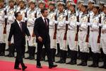 Statsministeren var blandt andet i Kina i oktober. Her skridter han æresgarden af. 