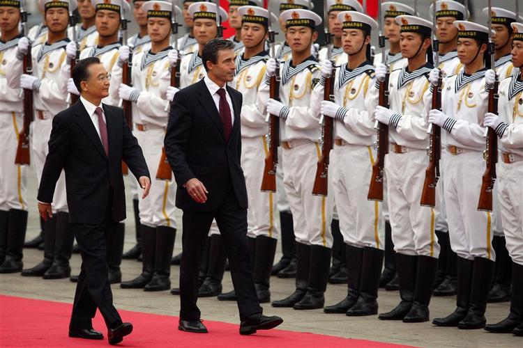 Statsministeren var blandt andet i Kina i oktober. Her skridter han æresgarden af. 