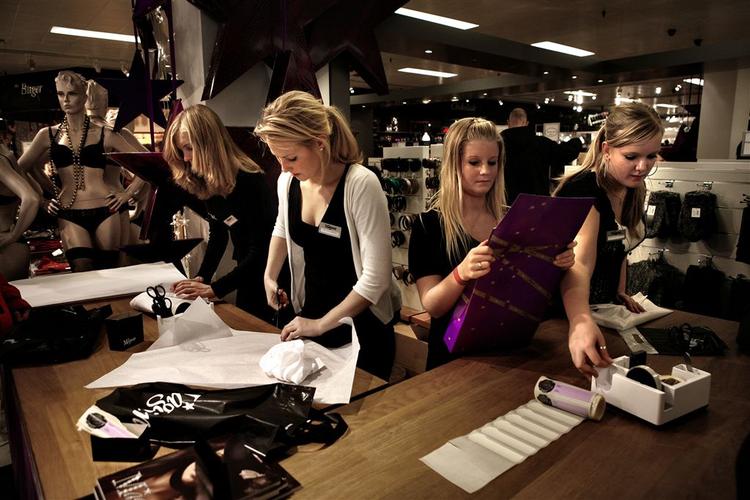 Mange vil skrue ned for størrelsen på julegaverne i år. 