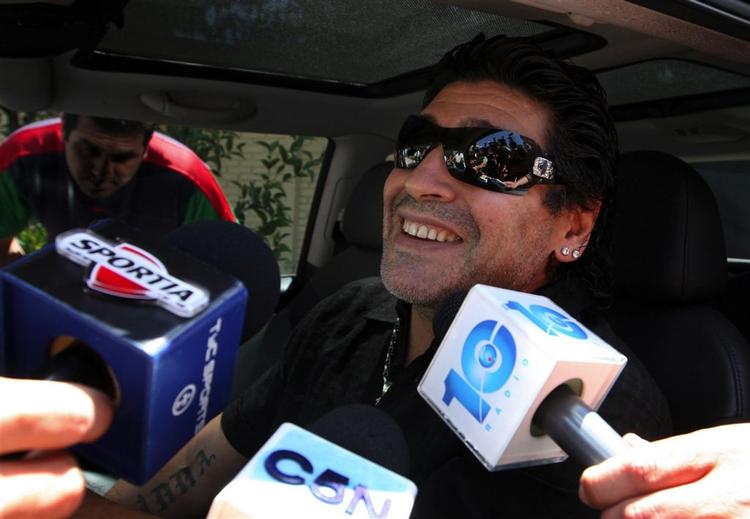 Diego Maradona afviser manglende erfaring overfor en talstærk argentinsk presse. 