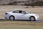 Føreren af en Mazda 6, dog kun i den dyre Sport-version, får et par radarøjne til at holde udkig bagud. 