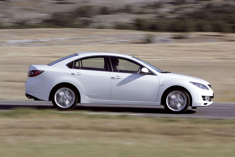 Føreren af en Mazda 6, dog kun i den dyre Sport-version, får et par radarøjne til at holde udkig bagud. 