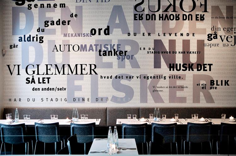Skriften på væggen varsler i tilfældet Fokus ikke undergang, men nyåbnet eksklusiv og original caféindretning på Frederiksborggade ved Nørreport i København. 