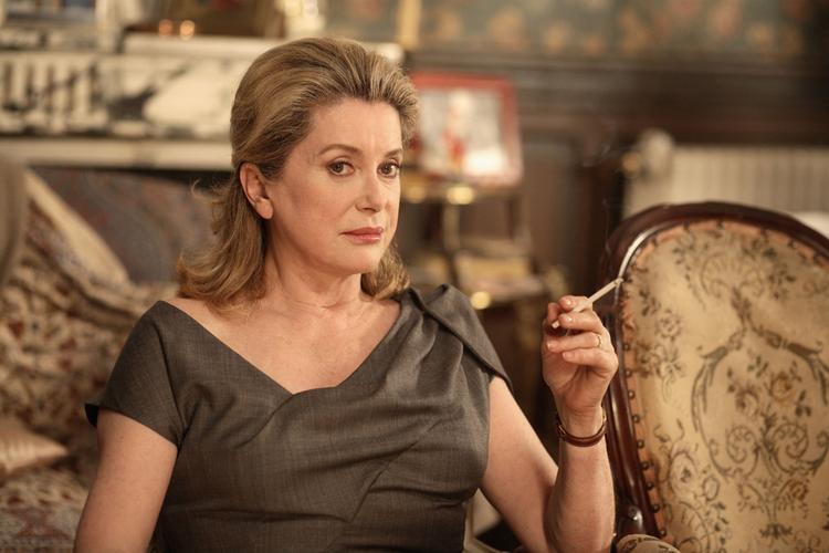 Catherine Deneuve blev prisbelønnet i Cannes for rollen Junon, som hun spiller fremragende. 