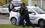 Ballademager føres væk efter at have råbt skændsord efter betjente uden for Retten på Frederiksberg. 