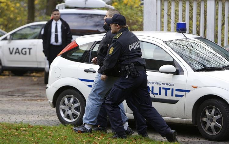 Ballademager føres væk efter at have råbt skændsord efter betjente uden for Retten på Frederiksberg. 