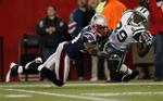 Jerricho Cotchery fra New York Jets henter bolden midt i et spring med en hånd i kampen mod New England Patriots . 