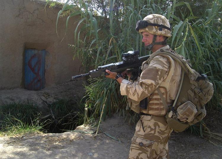 En britisk soldat i den afghanske Helmand-provins. Storbritannien forventer at sende op til 2.000 flere tropper til landet næste år. Arkivfoto. 