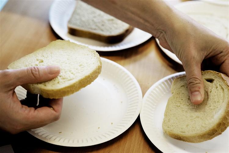 Änglamark økologiske mel fra Coop klarede sig fint. Brødet kom ud af ovnen med en flot skorpe, og det var stort, selv om der ikke var brugt meget mel. 