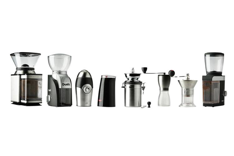 Kværn eller mølle. Mulighederne er mange, men du kan klare dig med en lille, billig kaffemølle. 