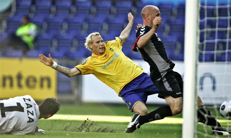 Alexander Farnerud kastede sig frem og tacklede bolden over stregen til Brøndbys sejrsmål mod OB. Arkivfoto. 