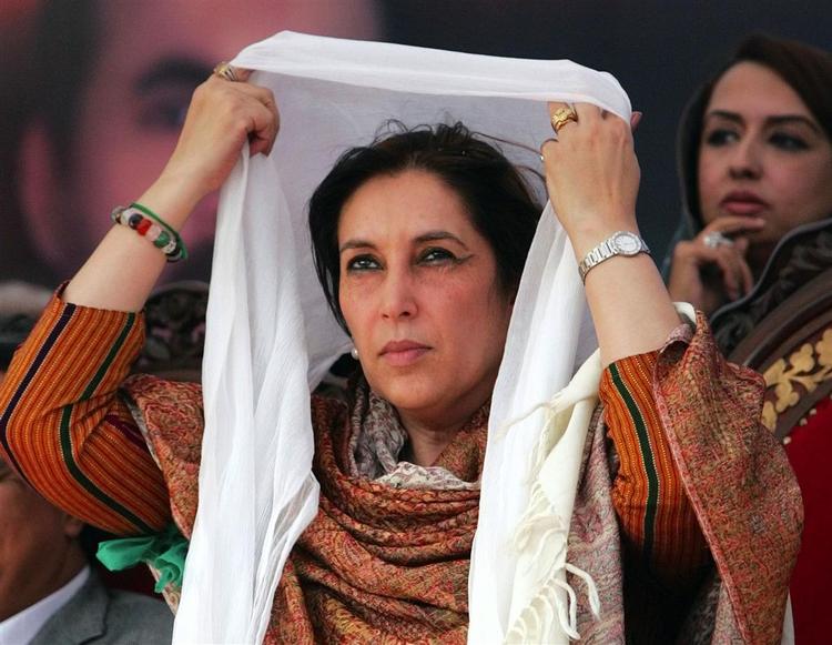 Benazir Bhutto under et valgmøde i Larkana, Pakistan, den 23. december. 