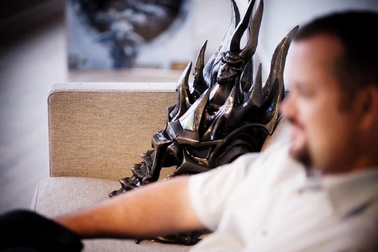 Paul Sams er chefstrategen for  den amerikanske spiludvikler Blizzard Entertainment, der siden 2004 har haft succes med deres onlinespil 'World of Warcraft'. Et spil, der med sine 11 millioner betalende spillere indkasserer over 850 millioner kroner om måneden. 