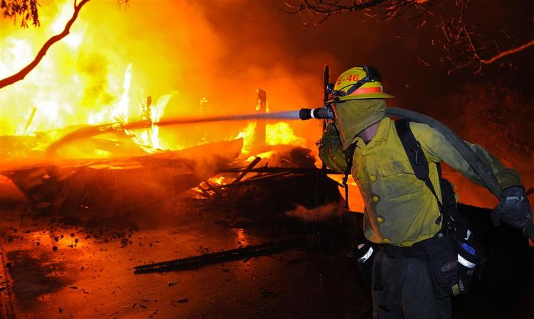 En brandmand på hårdt arbejde i Santa Barbara, Californien. 70 rigmandsvillaer er brændt ned, og 2.500 beboere er på flugt fra området. 
