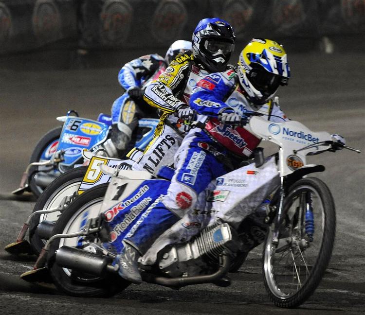 Nicki Pedersen, Hans Andersen og Jason Crump fra Australien (fra højre mod venstre) ses under et tidligere grandprix i Prag. Arkivfoto. 