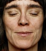 Gæt en grimasse. Den ene halvdel af ansigtet er behandlet med rynkestrygejernet Galvanic Spa. Gæt hvilken.  Det rigtige svar står nederst i artiklen. 