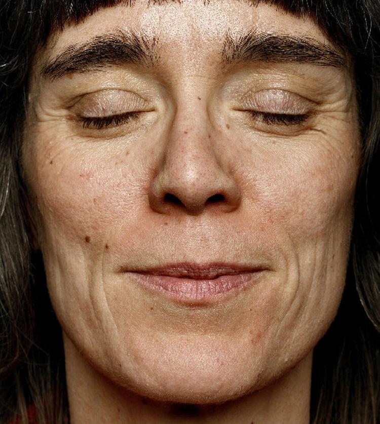 Gæt en grimasse. Den ene halvdel af ansigtet er behandlet med rynkestrygejernet Galvanic Spa. Gæt hvilken.  Det rigtige svar står nederst i artiklen. 