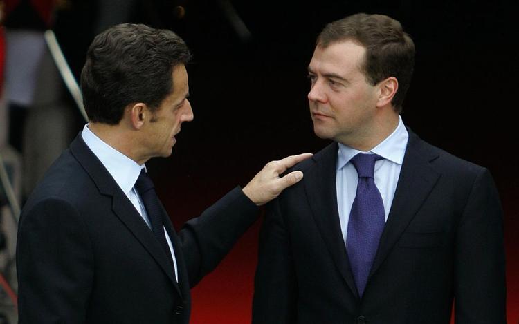 Præsident Nicolas Sarkozy fra EU's formandsland, Frankrig, modtager den russiske præsident Dimitri Medvedev til forhandlinger i Nice i dag. 