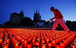 Aids-sløjfen dannes af levende foran en kirke i Erfurt, Tyskland i forbindelse med en kampagne for beskyttelse mod hiv-virus. Arkivfoto. 