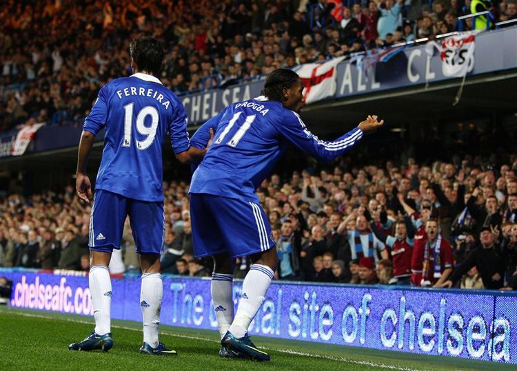 Didier Drogba kaster mønten tilbage til Burnleys tilhængere og sender samtidig en fingerhilsen. 